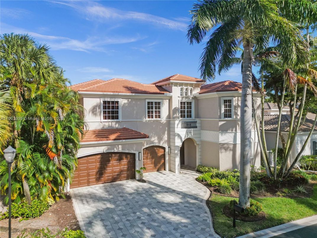 Attached, Exterior, Facade, Mediterranean