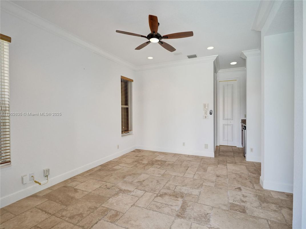Empty room, Interior, Recessed Lighting
