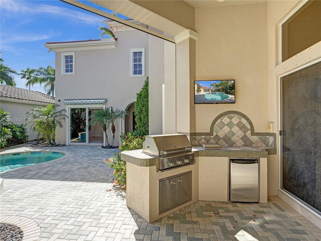 Exterior, Outdoor Kitchen, Pool