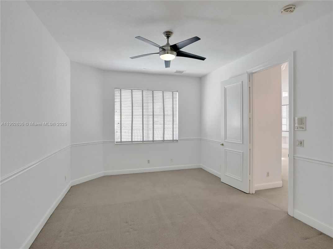 Empty room, Interior