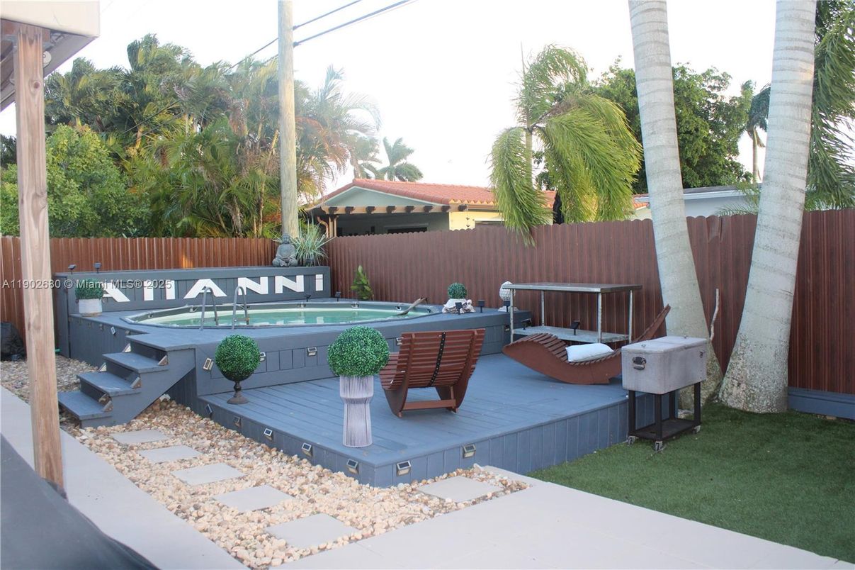 Exterior, Hot Tub, Pool