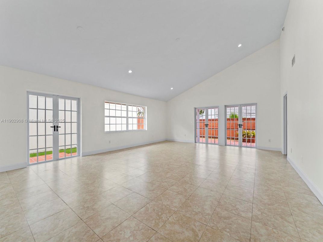 Empty room, Interior, Recessed Lighting