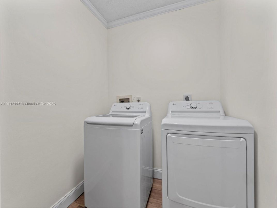 Interior, Washer, Wood Texture Flooring