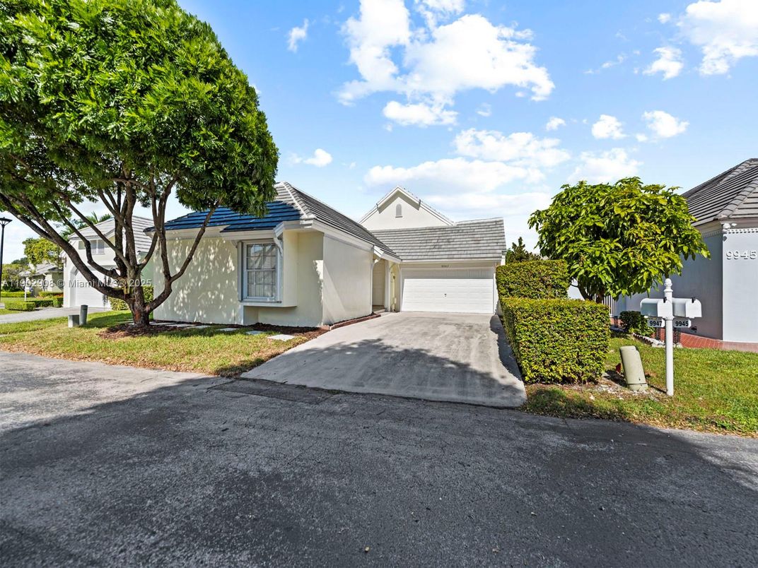 Attached, Exterior, Facade, Ranch