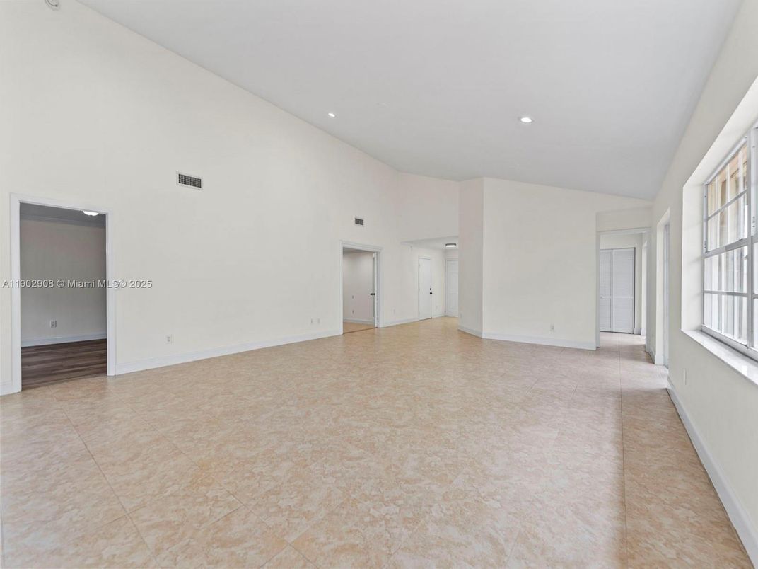 Empty room, Interior, Recessed Lighting