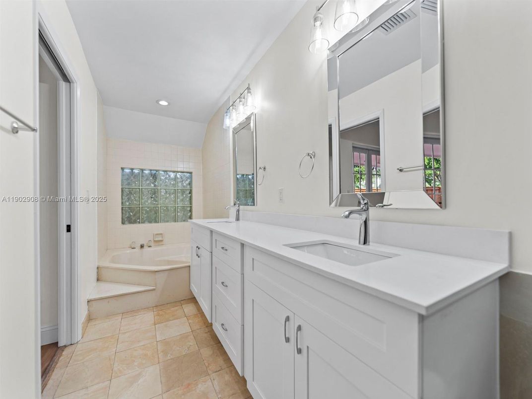 Bathroom, Dual Sink Vanities, Interior, Recessed Lighting