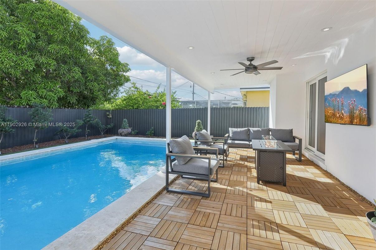 Exterior, Pool, Recessed Lighting