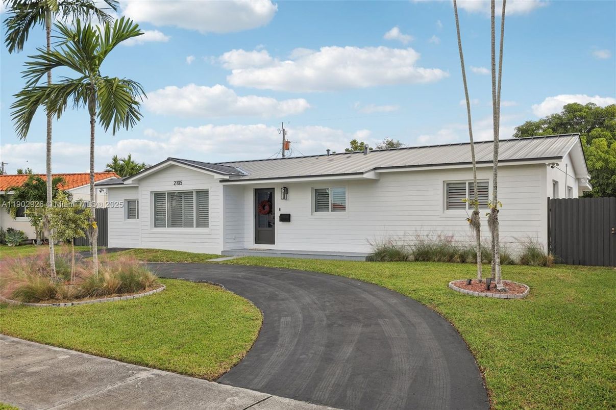 Exterior, Facade, Ranch