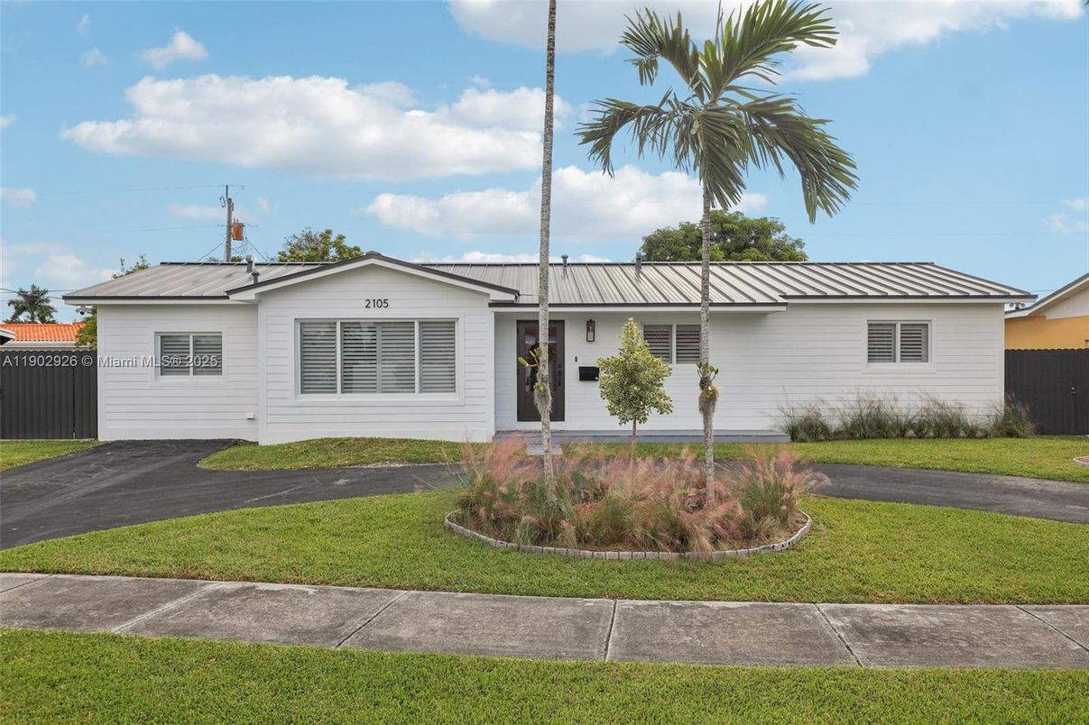 Exterior, Facade, Ranch