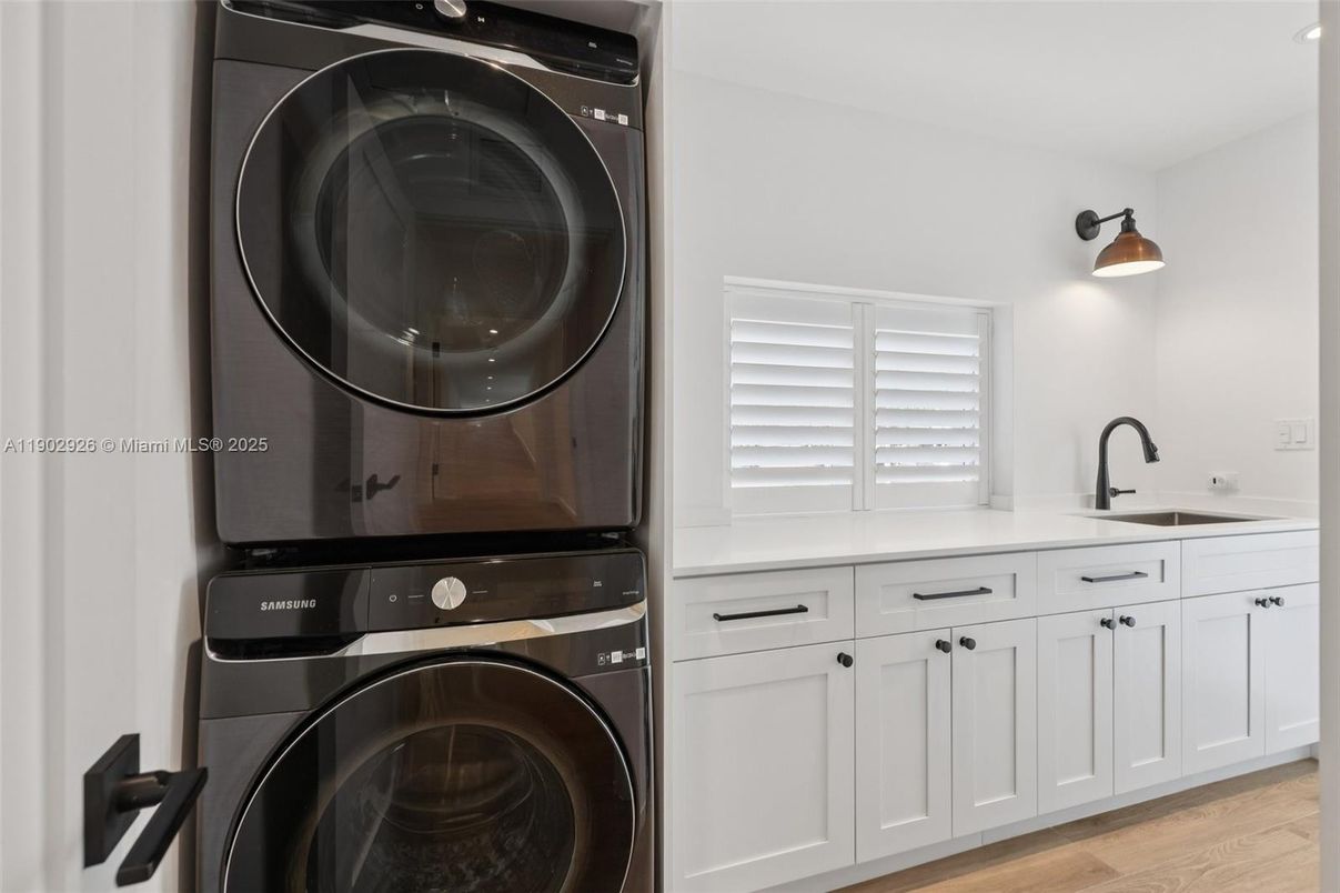 Interior, Kitchen, Utility Closets, Washer, Wood Texture Flooring