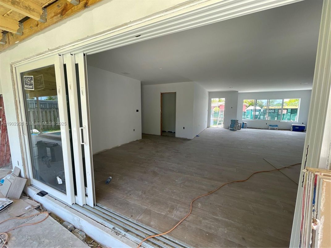 Empty room, Interior