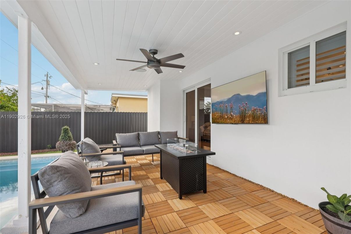 Exterior, Living room, Recessed Lighting