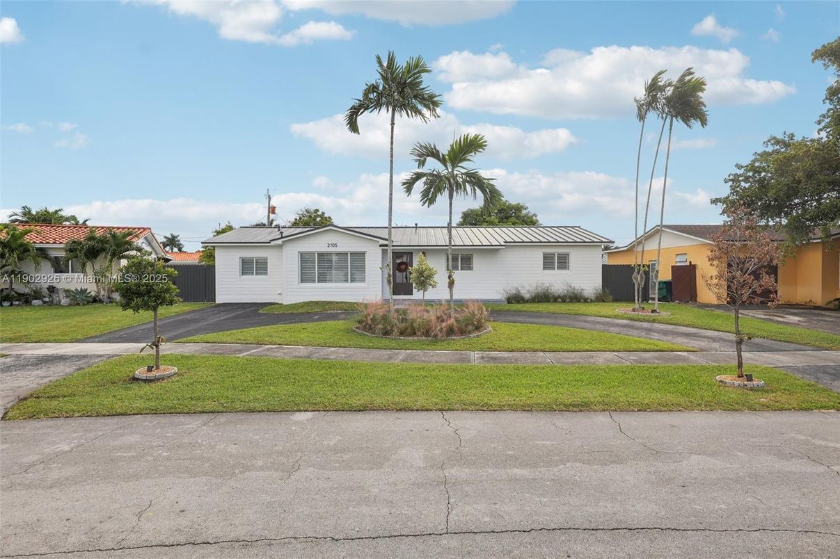 Backyard, Exterior, Facade, Ranch