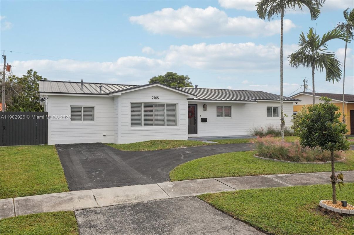 Backyard, Exterior, Facade, Ranch