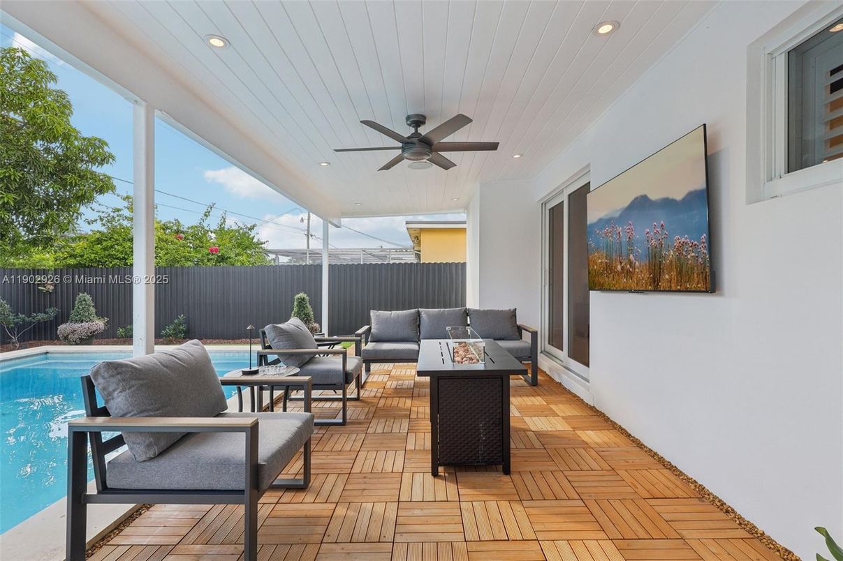 Exterior, Pool, Recessed Lighting