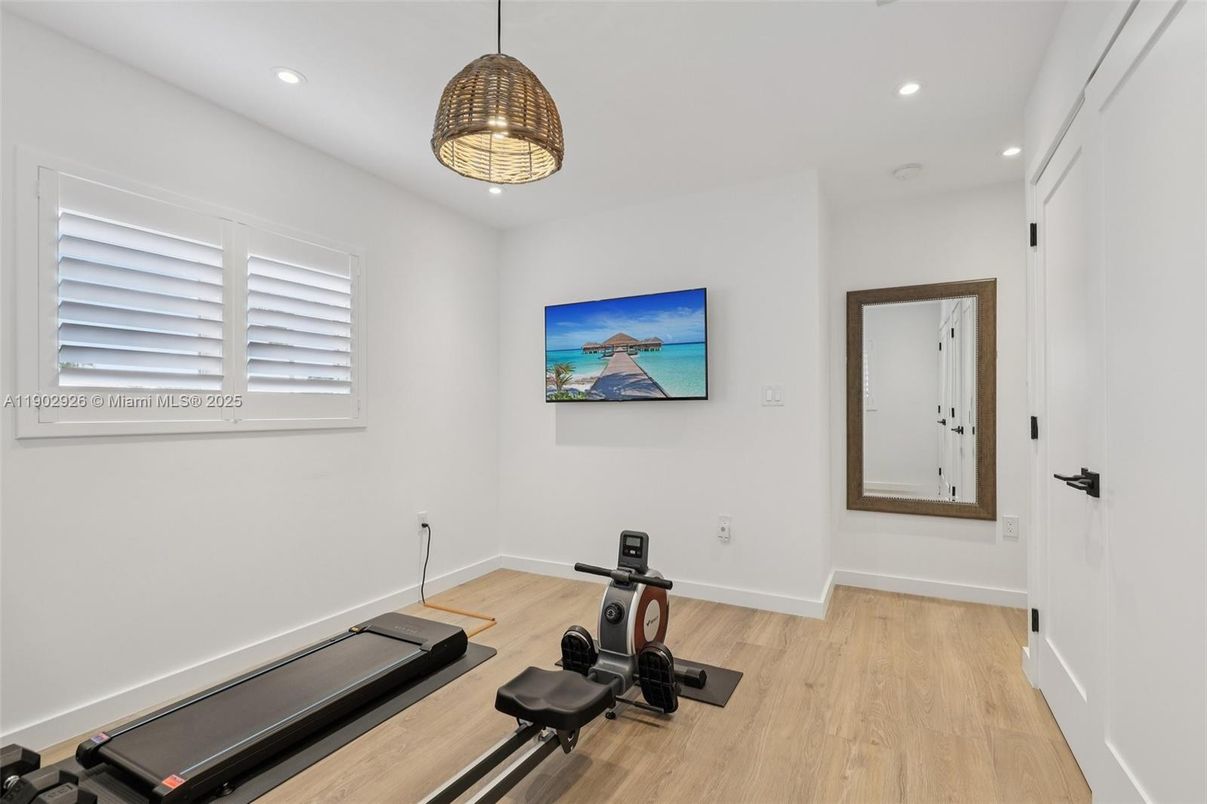 Fitness Equipment, Interior, Recessed Lighting, Wood Texture Flooring