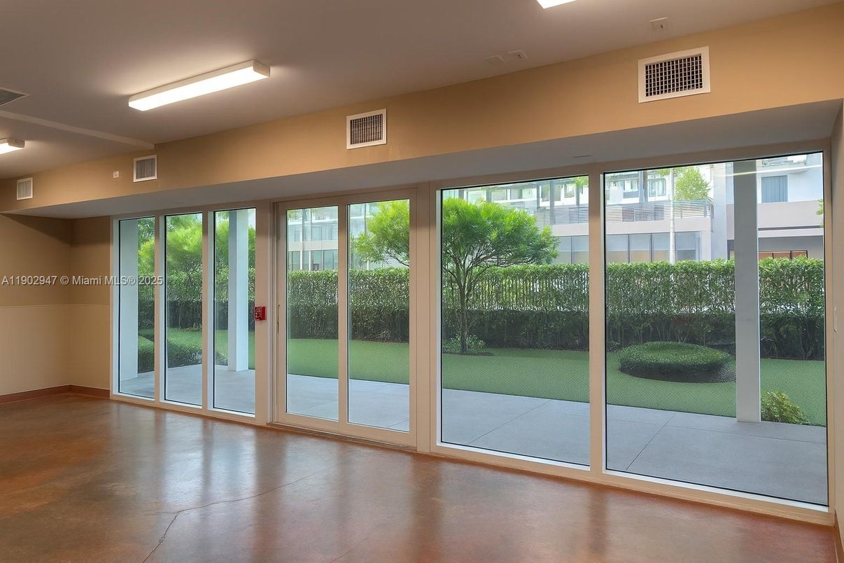 Empty room, Interior