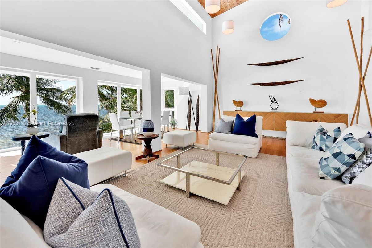 Interior, Living room, Water