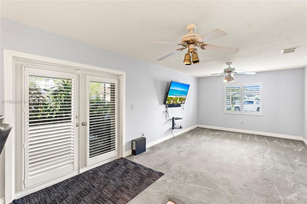 Empty room, Interior