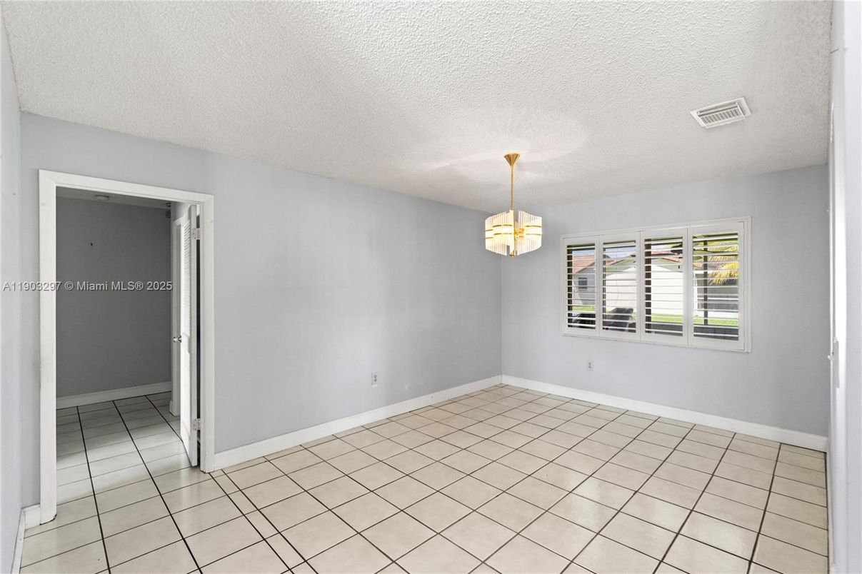 Empty room, Interior, Pendant Lights