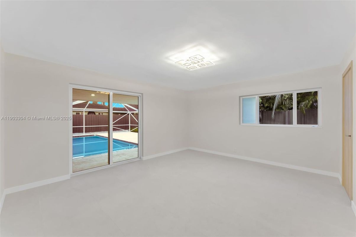 Empty room, Interior