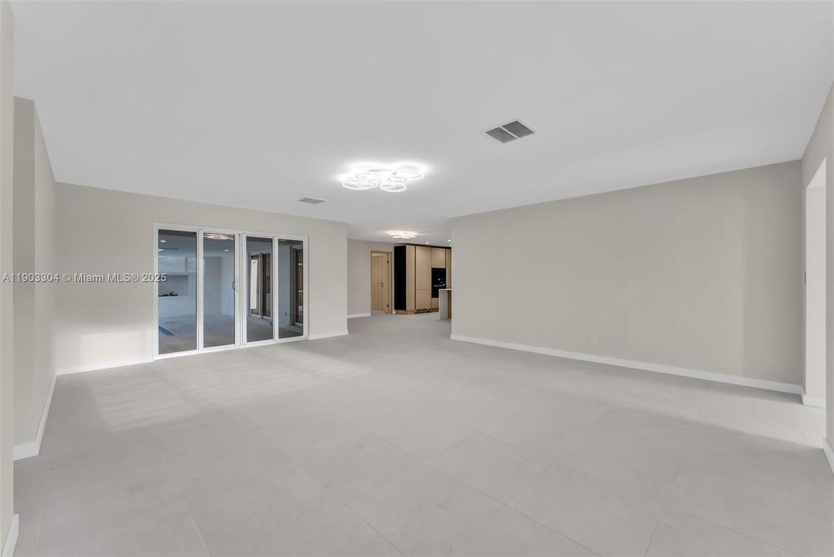 Empty room, Interior