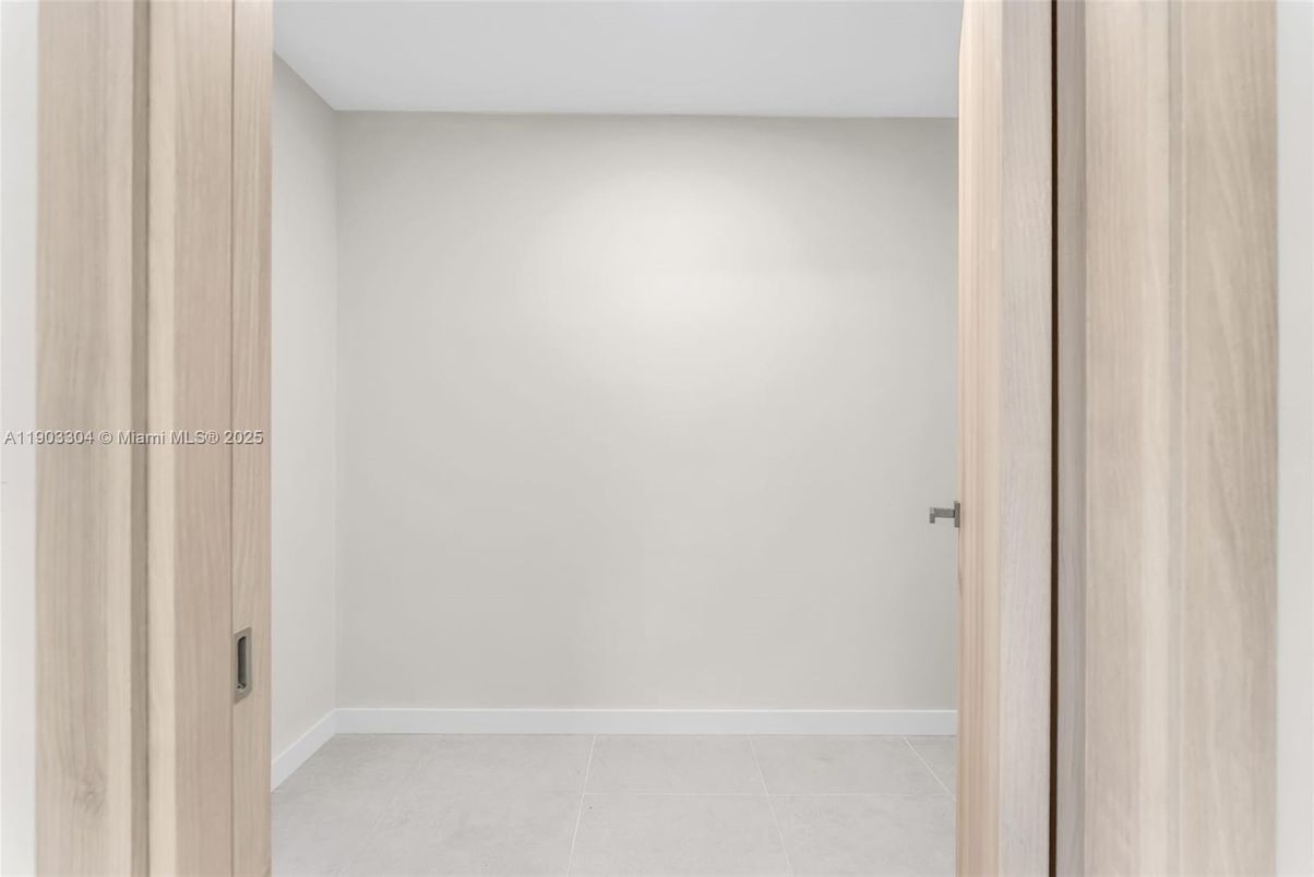 Empty room, Interior