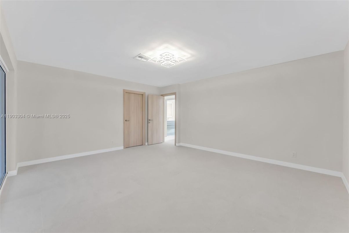 Empty room, Interior