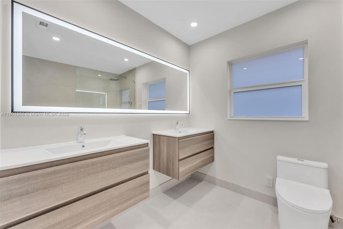 Bathroom, Interior, Recessed Lighting