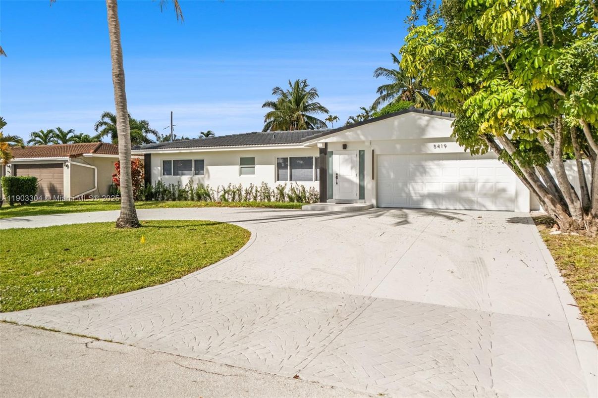 Attached, Exterior, Facade, Ranch