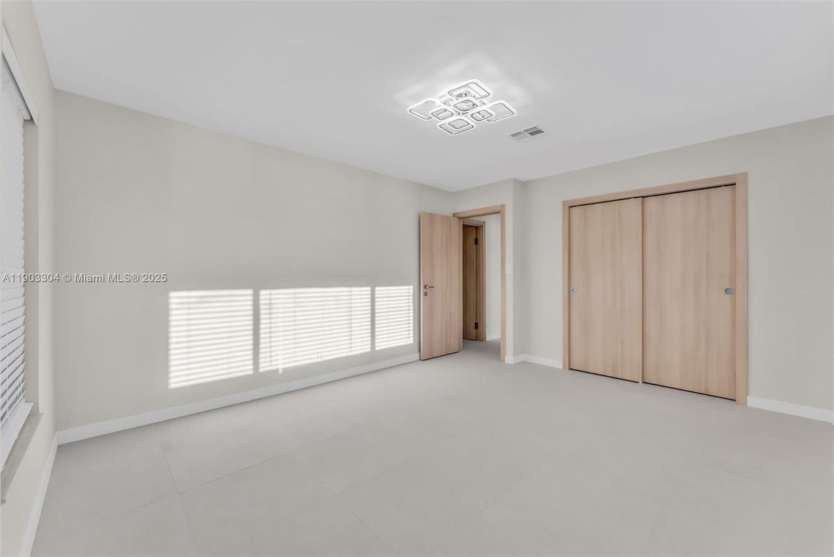 Empty room, Interior