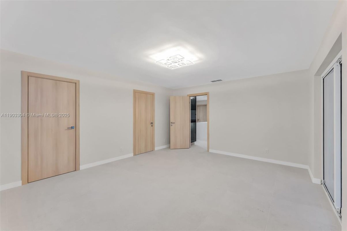 Empty room, Interior