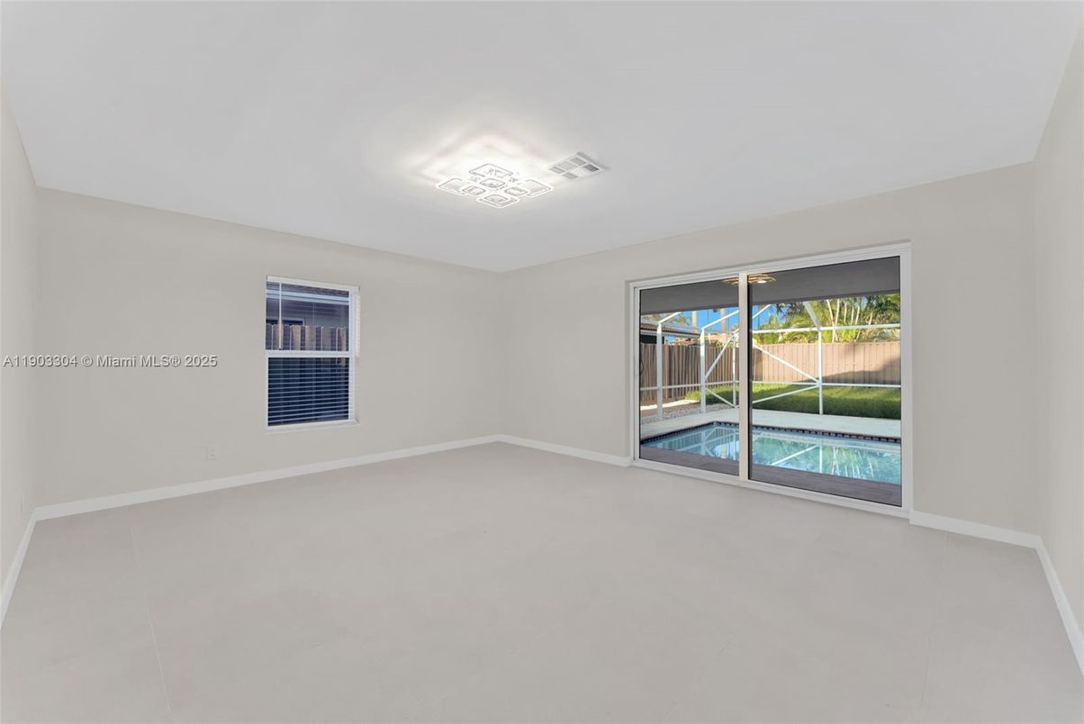 Empty room, Interior