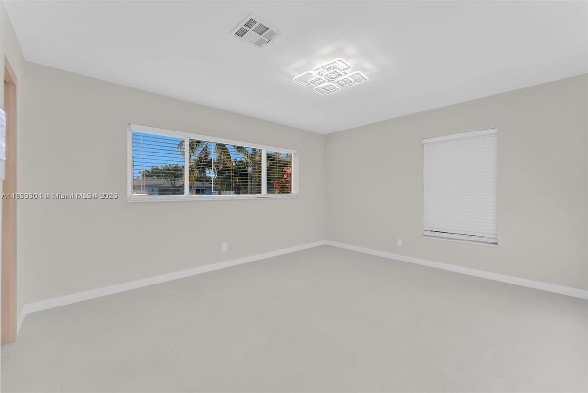 Empty room, Interior