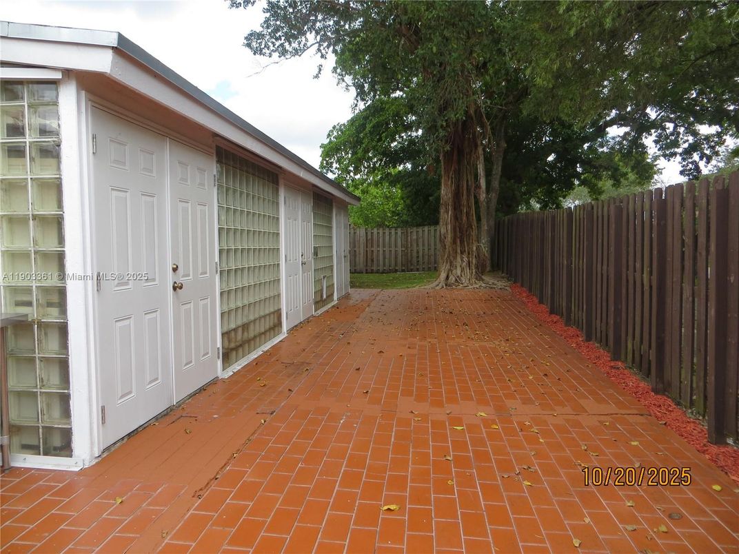 Detached Garage, Exterior
