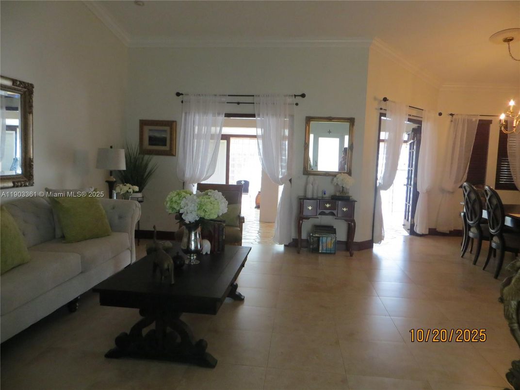 Chandelier, Dining room, Interior, Living room