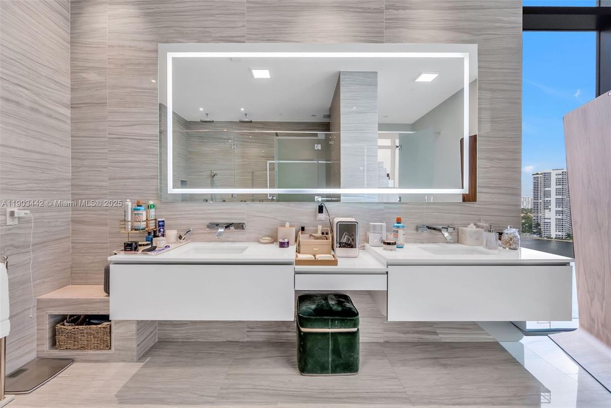 Bathroom, Dual Sink Vanities, Interior, Recessed Lighting
