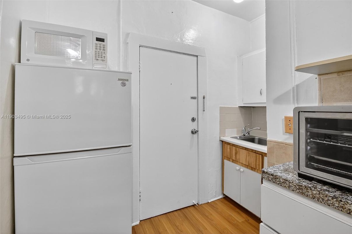 Interior, Kitchen, Washer, Wood Texture Flooring