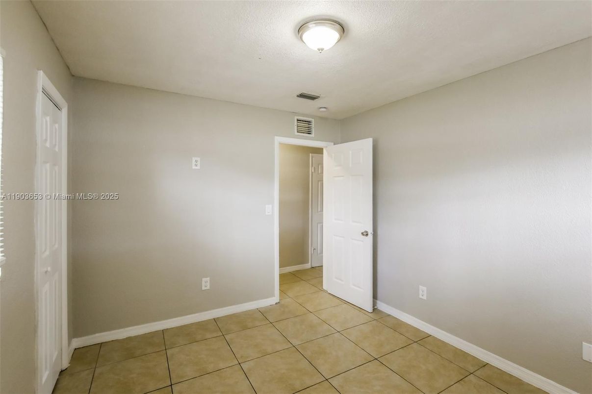 Empty room, Interior