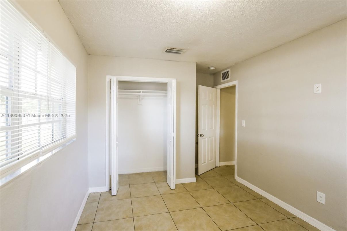 Empty room, Interior