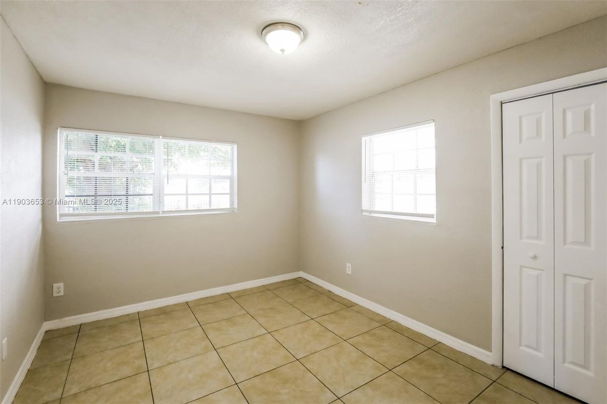 Empty room, Interior