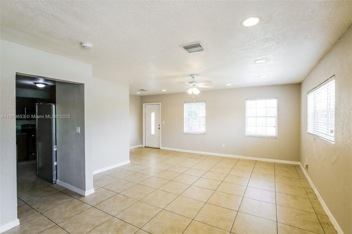Empty room, Interior, Recessed Lighting