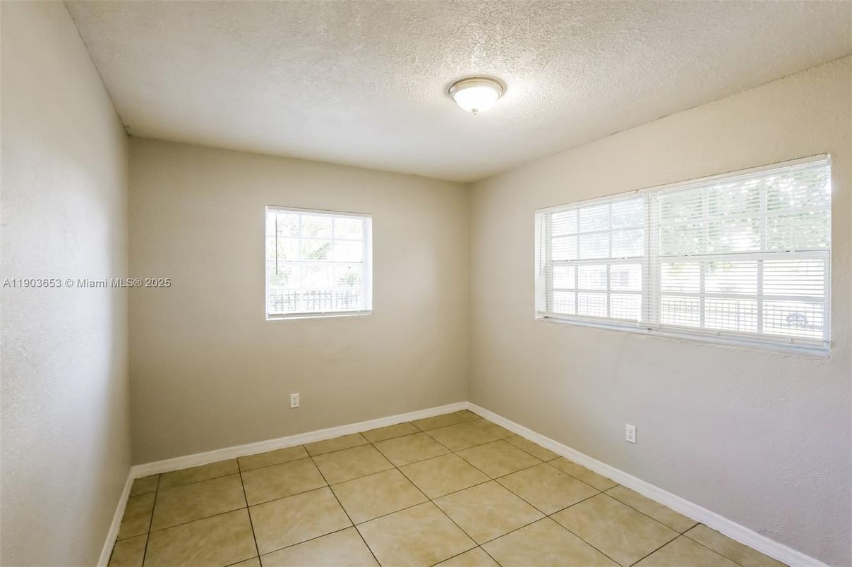 Empty room, Interior