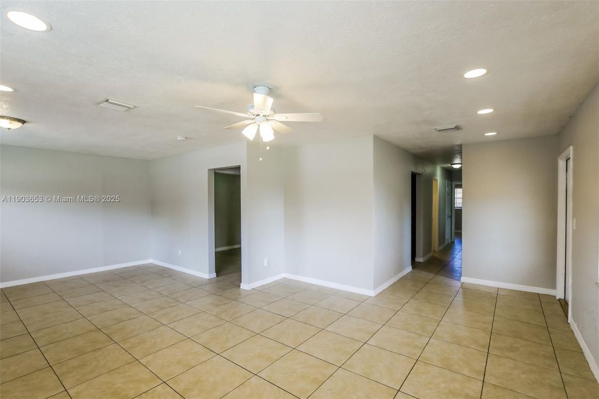 Empty room, Interior, Recessed Lighting