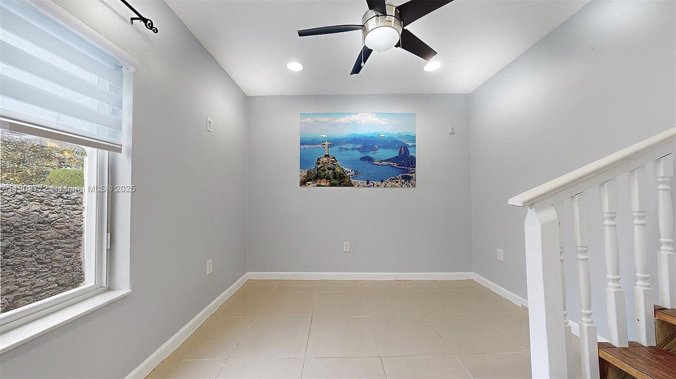 Empty room, Interior, Recessed Lighting, Water