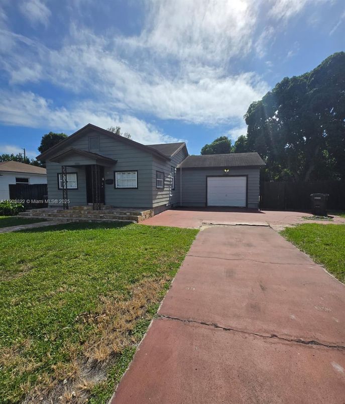 Attached, Exterior, Facade, Ranch