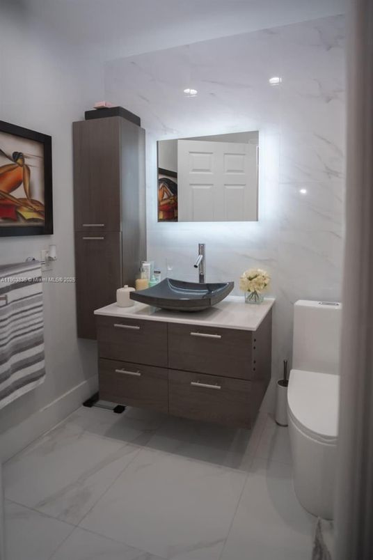 Bathroom, Interior, Marble, Marble Walls, Recessed Lighting