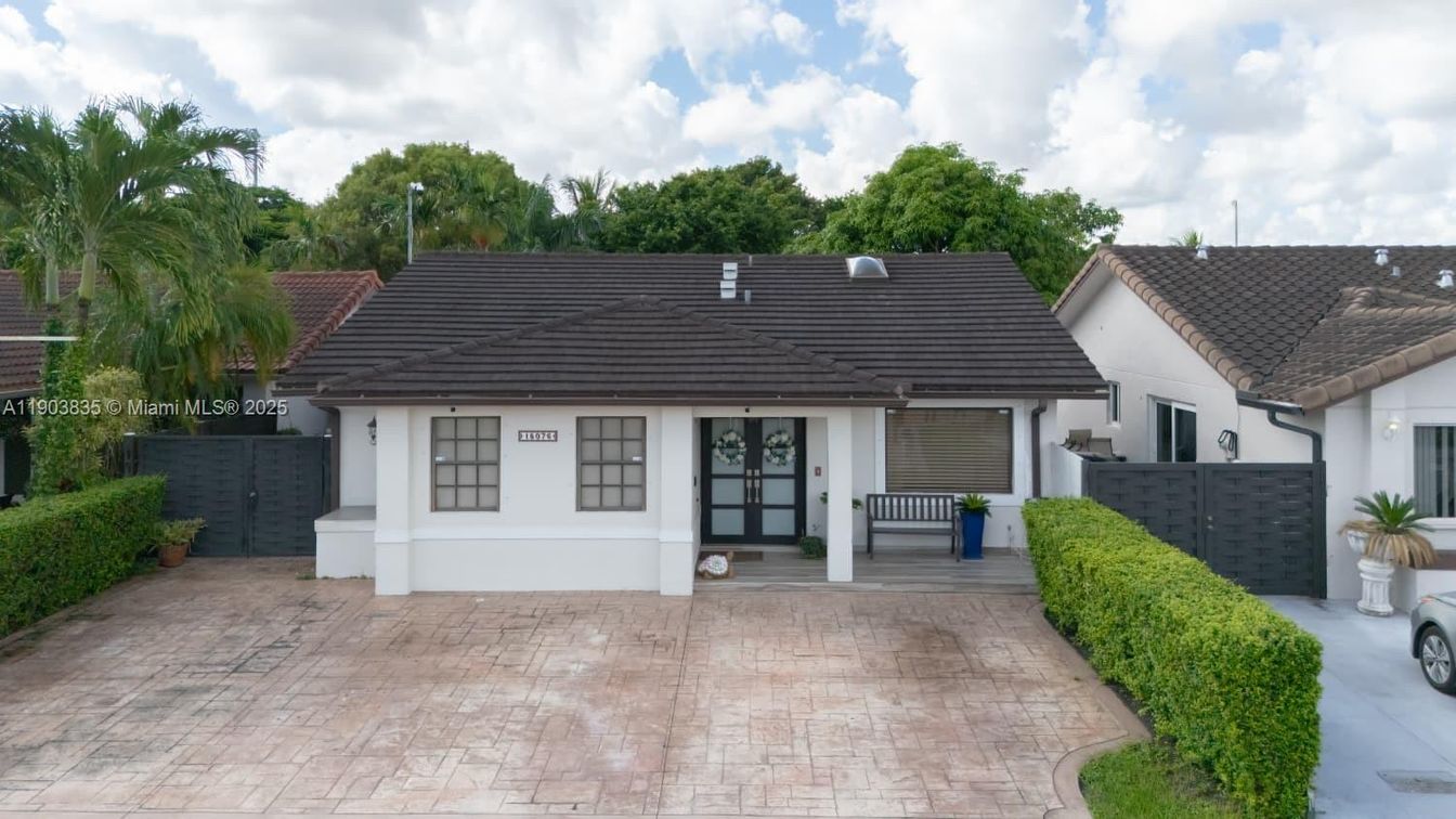 Exterior, Facade, Ranch