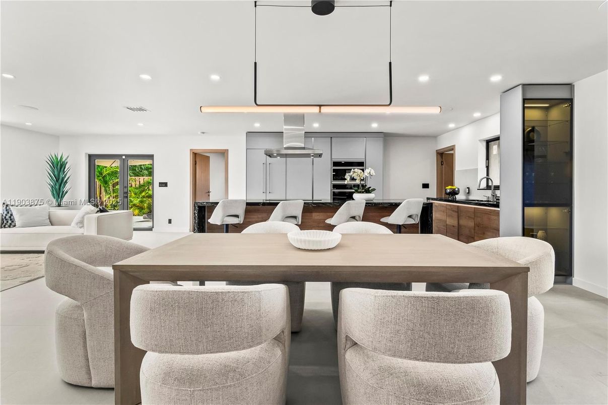 Dining room, Interior, Kitchen, Living room, Pendant Lights, Recessed Lighting, Stainless Steel Appliances