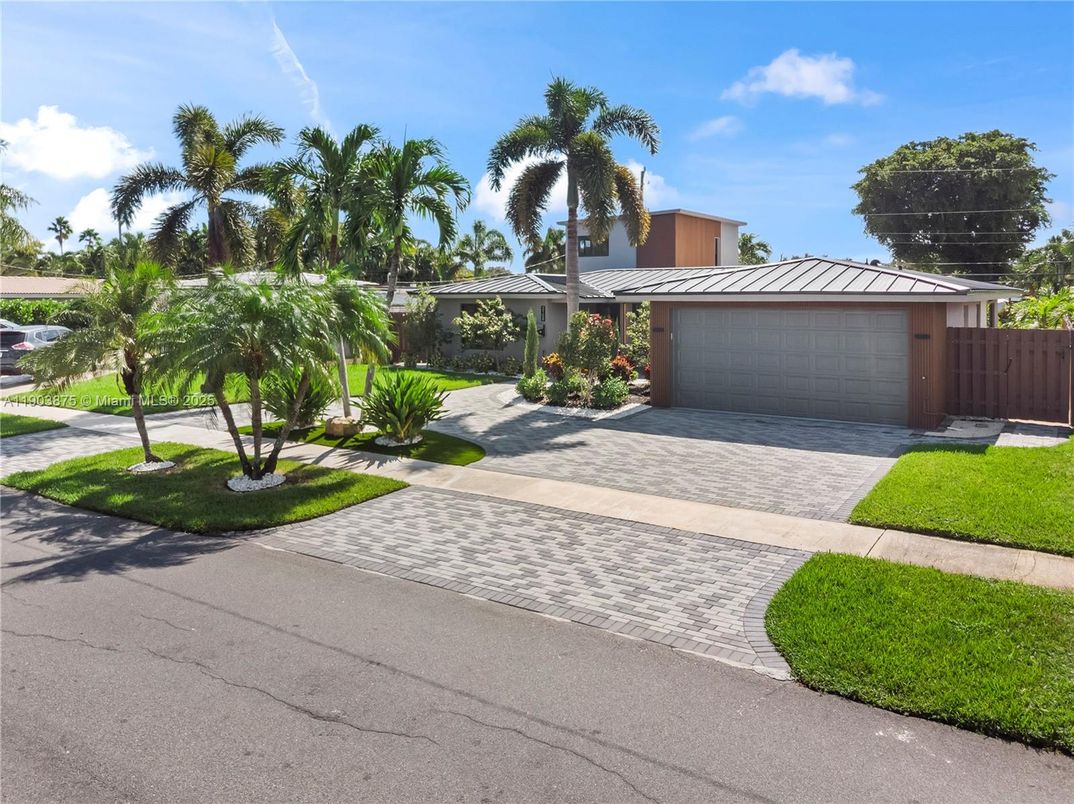 Attached, Exterior, Facade, Ranch